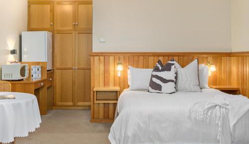 Queen Room with Garden View Unit 4- No Breakfast