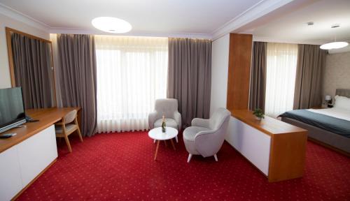 Deluxe Queen Suite