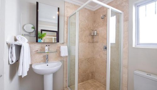 Self Catering two-Bedroom Cottage with Garden View