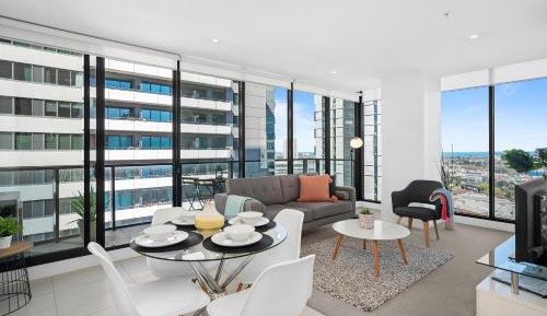 2 Bedroom 1 Bathroom Apartment on level 18 with Balcony and Bay View