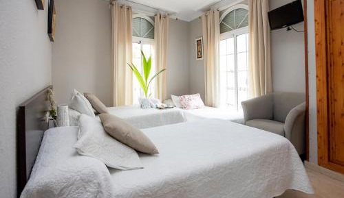 Twin Room with Extra Bed with Private Bathroom