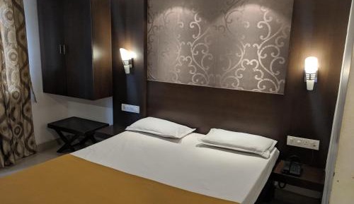 Deluxe Double Room (2 Adults + 1 Child)