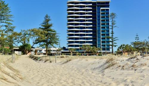 3 Bedroom Oceanfront Low Apartment
