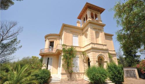 Five-Bedroom Holiday Home
