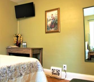Queen Room - Green Room