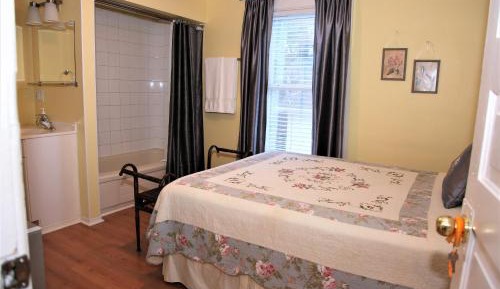 Queen Room - Yellow Room