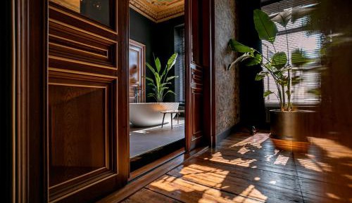 Deluxe Queen Suite