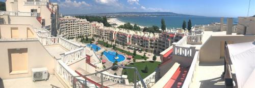 Deluxe Three-Bedroom Apartment with Panoramic View