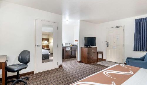 Suite with Three Queen Beds - Accessible/Non-Smoking