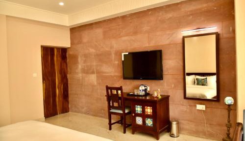 Superior King Room on 4th floor with fort view and Lakeview