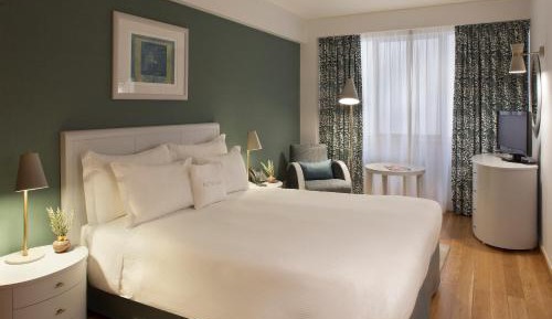 Deluxe One-Bedroom Apartment
