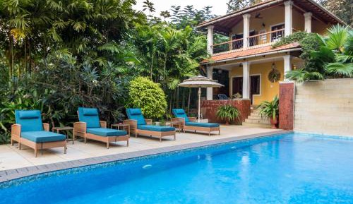 Cottage with Pool View