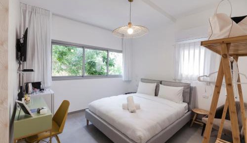 Deluxe Studio with Shared Kitchen 