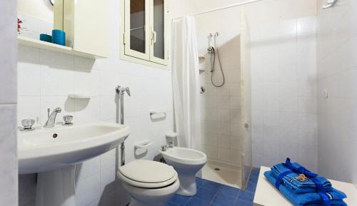 Two-Bedroom House with Terrace (6 Adults)