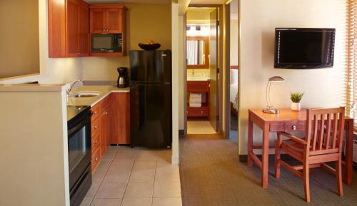 One Bedroom Suite with One Queen