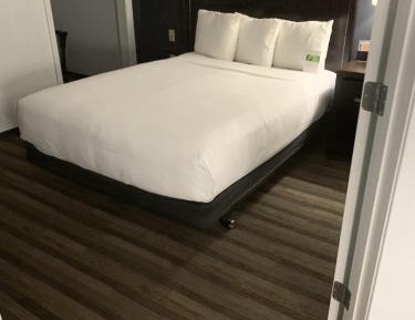 Queen Room with Roll-In Shower - Disability Access