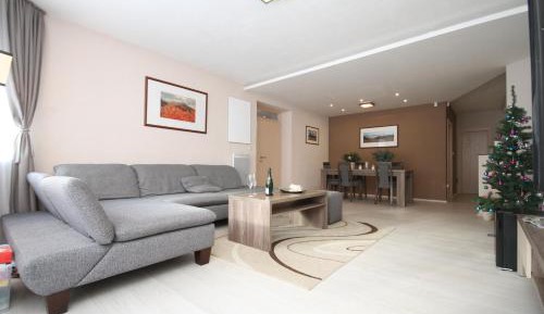 Deluxe Three-Bedroom Apartment with Terrace and free Hot Tub