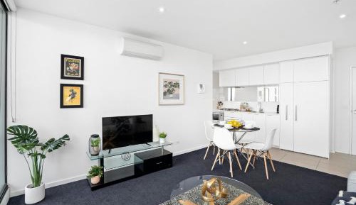 1 Bedroom 1 Bathroom Apartment on level 21 with Balcony and Bay View