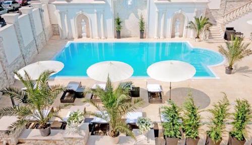 Suite with Terrace and Pool View