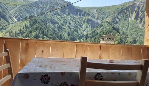 Standard Twin Room with Mountain View