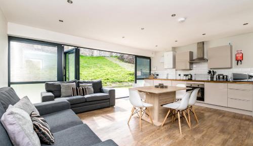 No3 - Four-Bedroom Apartment - Split Level