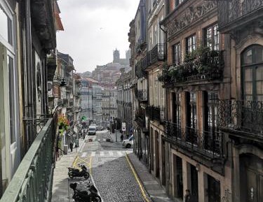 Studio with Balcony and Street View