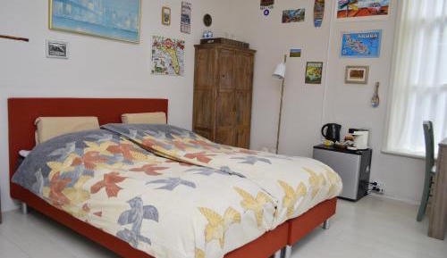 Large Double Room with Shared Bathroom