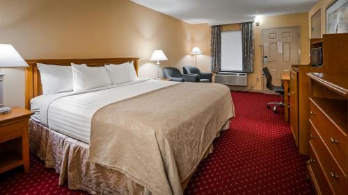King Room with Roll-In Shower - Disability Access