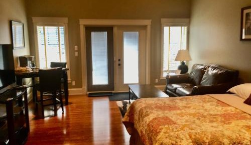 Deluxe Queen Suite