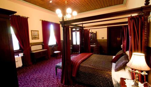 Gill Large Queen Room with Shared Bathroom