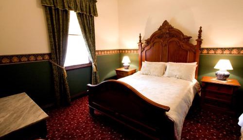 Green Queen Room with Private Bathroom