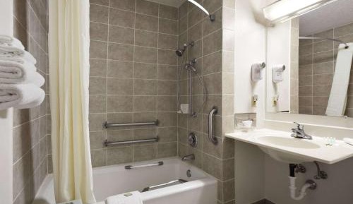 Queen Room - Mobility Access/Non-Smoking
