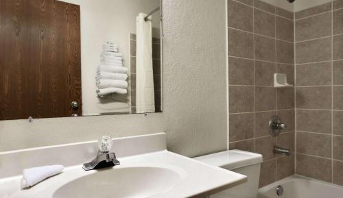 Studio Suite with Three Queen Beds - Non-Smoking