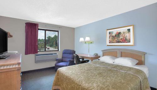Queen Room - Mobility Access/Non-Smoking