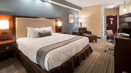 King Suite with Bath Tub and Sofa Bed - Kitchenette/Mobility Access