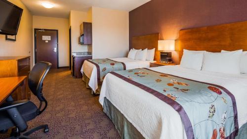 Queen Room with Two Queen Beds and Bath Tub - Mobility Accessible