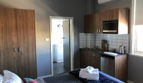 Queen Studio with Ensuite Bathroom