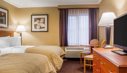 Queen Room with Two Queen Beds - Pets Allowed
