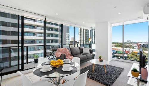 2 Bedroom 1 Bathroom Apartment on level 28 with Balcony and Bay View