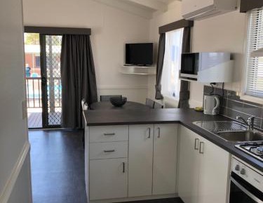 Deluxe Three-Bedroom Cabin (No Pets) 