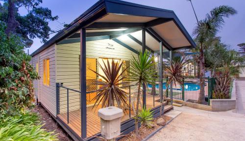 Three-Bedroom Villa with Poolview