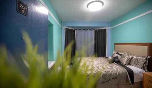 Queen Room with Shared Hallway Bathroom