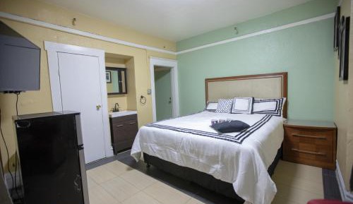 Deluxe King Room - Private Bathroom