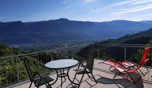 Apartment with Mountain View