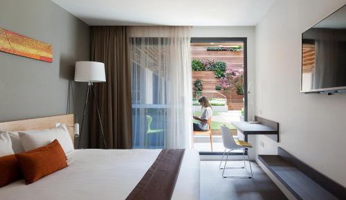 Premium Courtyard Access Room