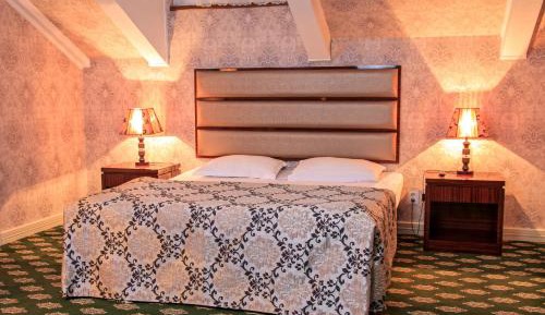 Deluxe Double Room (2 Adults + 1 Child)