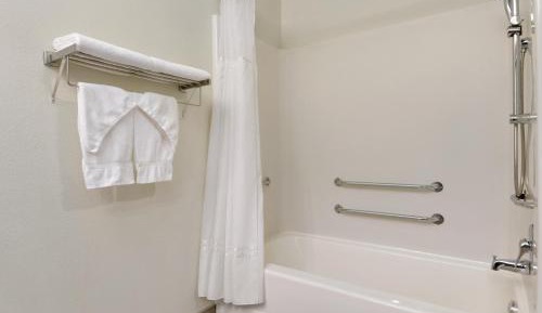 Queen Room with Bath Tub - Mobility Accessible/Non-Smoking