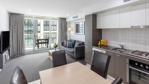 Deluxe One-Bedroom Apartment