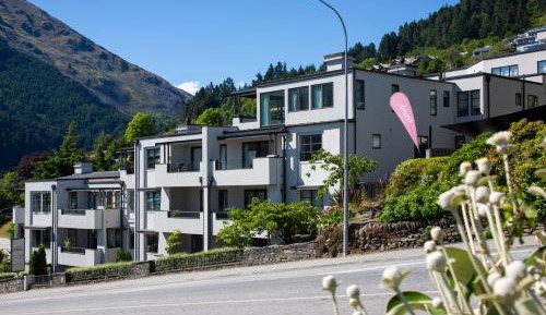 Executive Three-Bedroom Two-Bathroom Apartment with Access To Courtyard