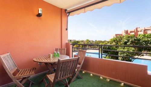 Apartment with Pool View 
